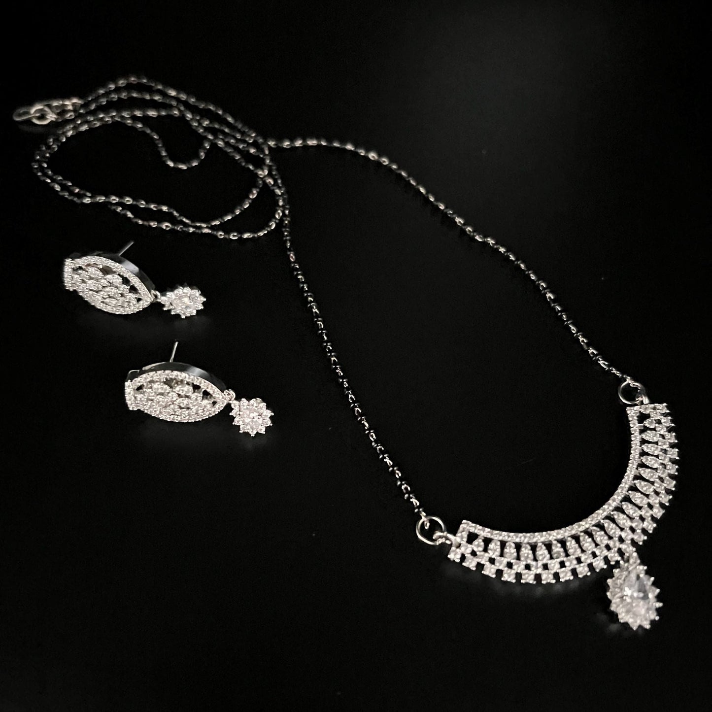 Fashion - Sleek Tanmaniya White Antique Traditional Necklace Set