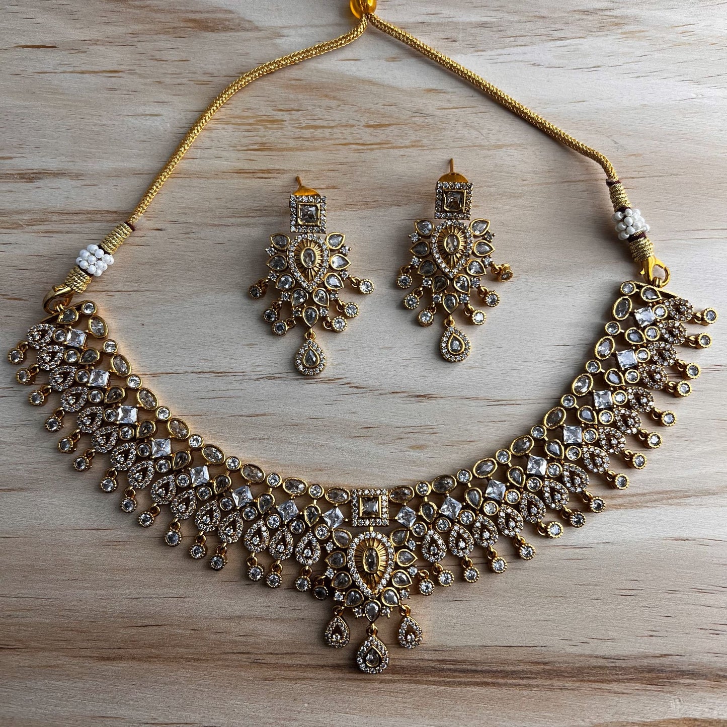 Fashion - Bestseller Classic White Antique Traditional Necklace Set